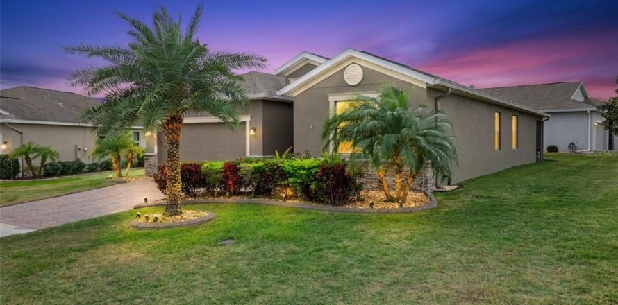 House in Clermont, Florida 3 bedrooms, 188.78 sq.m. № 2209414