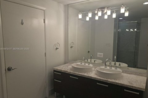 Condo in Miami, Florida, 2 bedrooms  № 2043707 - photo 13