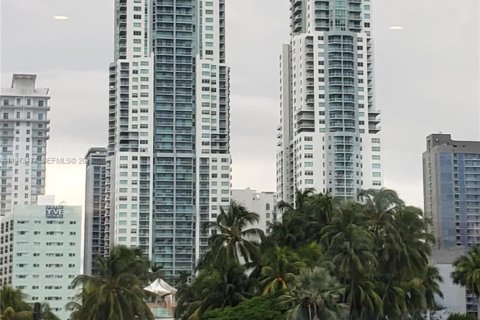 Condo in Miami, Florida, 2 bedrooms  № 2043707 - photo 23