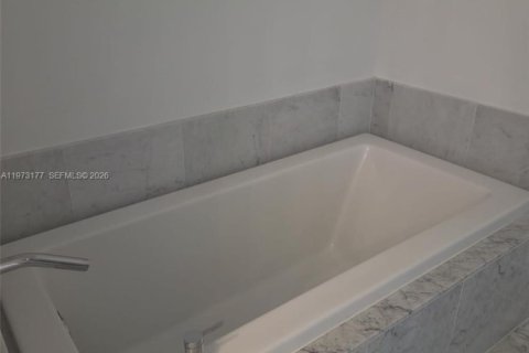 Condo in Miami, Florida, 2 bedrooms  № 2043707 - photo 14