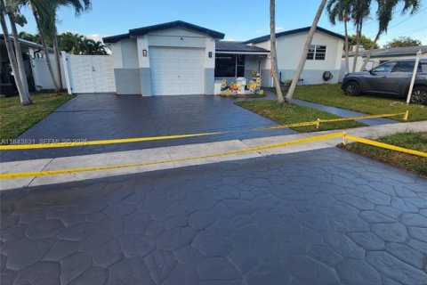 House in Lauderdale Lakes, Florida 3 bedrooms, 179.77 sq.m. № 2037708 - photo 4