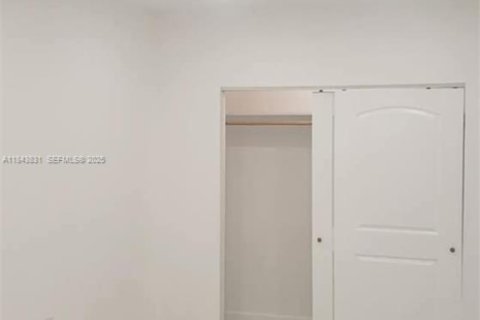 House in Lauderdale Lakes, Florida 3 bedrooms, 179.77 sq.m. № 2037708 - photo 27