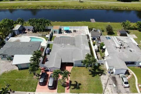 House in Lauderdale Lakes, Florida 3 bedrooms, 179.77 sq.m. № 2037708 - photo 6