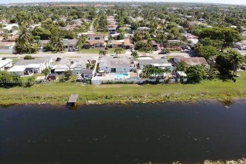 Casa en Lauderdale Lakes, Florida 3 dormitorios, 179.77 m2 № 2037708