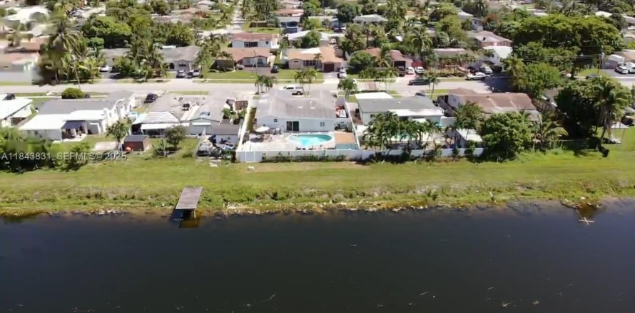 House in Lauderdale Lakes, Florida 3 bedrooms, 179.77 sq.m. № 2037708