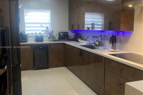 House in Lauderdale Lakes, Florida 3 bedrooms, 179.77 sq.m. № 2037708 - photo 13