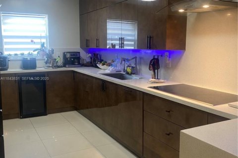 House in Lauderdale Lakes, Florida 3 bedrooms, 179.77 sq.m. № 2037708 - photo 12