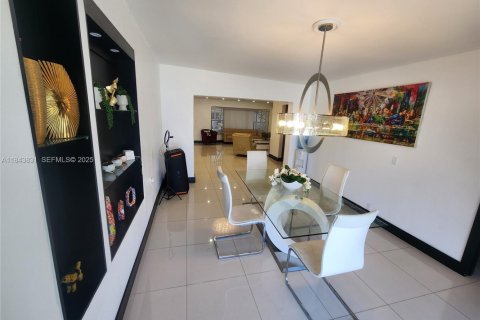 House in Lauderdale Lakes, Florida 3 bedrooms, 179.77 sq.m. № 2037708 - photo 11