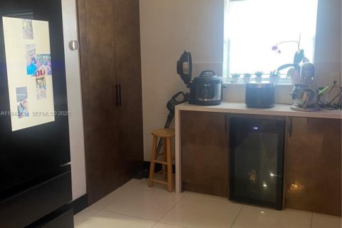 House in Lauderdale Lakes, Florida 3 bedrooms, 179.77 sq.m. № 2037708 - photo 15