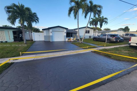 House in Lauderdale Lakes, Florida 3 bedrooms, 179.77 sq.m. № 2037708 - photo 2