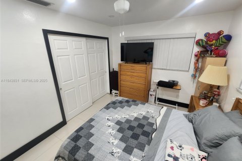 House in Lauderdale Lakes, Florida 3 bedrooms, 179.77 sq.m. № 2037708 - photo 19