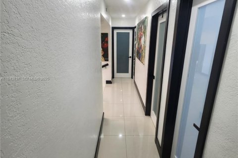 House in Lauderdale Lakes, Florida 3 bedrooms, 179.77 sq.m. № 2037708 - photo 21