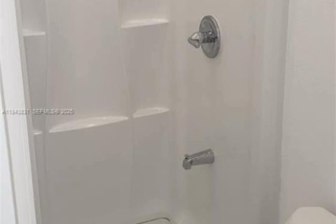 House in Lauderdale Lakes, Florida 3 bedrooms, 179.77 sq.m. № 2037708 - photo 23