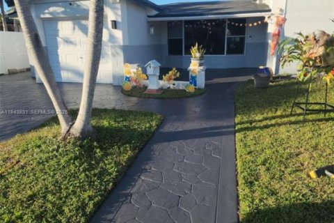 House in Lauderdale Lakes, Florida 3 bedrooms, 179.77 sq.m. № 2037708 - photo 5