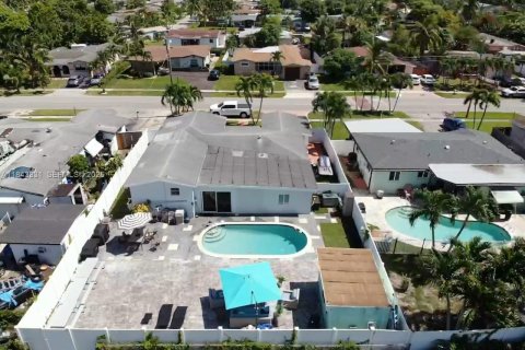 House in Lauderdale Lakes, Florida 3 bedrooms, 179.77 sq.m. № 2037708 - photo 8