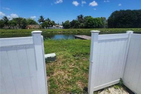 House in Lauderdale Lakes, Florida 3 bedrooms, 179.77 sq.m. № 2037708 - photo 28