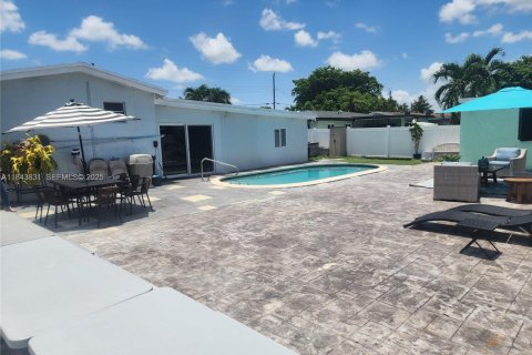House in Lauderdale Lakes, Florida 3 bedrooms, 179.77 sq.m. № 2037708 - photo 30
