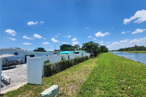 House in Lauderdale Lakes, Florida 3 bedrooms, 179.77 sq.m. № 2037708 - photo 9