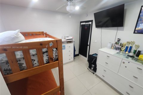 House in Lauderdale Lakes, Florida 3 bedrooms, 179.77 sq.m. № 2037708 - photo 17