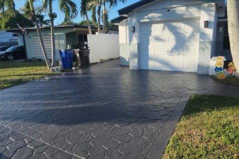 House in Lauderdale Lakes, Florida 3 bedrooms, 179.77 sq.m. № 2037708 - photo 3