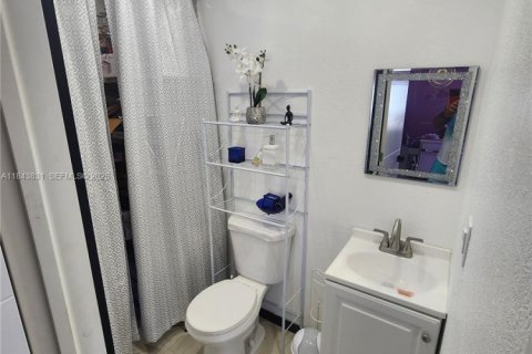 House in Lauderdale Lakes, Florida 3 bedrooms, 179.77 sq.m. № 2037708 - photo 24