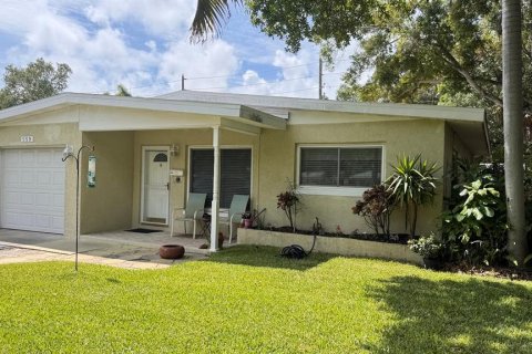 House in Saint Petersburg, Florida 2 bedrooms, 111.11 sq.m. № 2093589