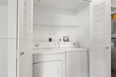 Condo in Hollywood, Florida, 2 bedrooms  № 1994196 - photo 10