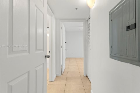 Condo in Hollywood, Florida, 2 bedrooms  № 1994196 - photo 11