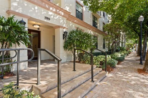 Condo in Hollywood, Florida, 2 bedrooms  № 1994196 - photo 25