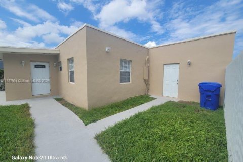 House in Miami, Florida 2 bedrooms, 60.39 sq.m. № 1941905 - photo 1