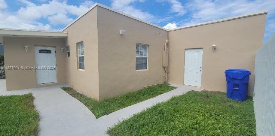 House in Miami, Florida 2 bedrooms, 60.39 sq.m. № 1941905