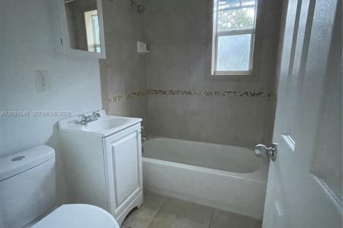 House in Fort Lauderdale, Florida 2 bedrooms, 101.82 sq.m. № 2262653 - photo 4