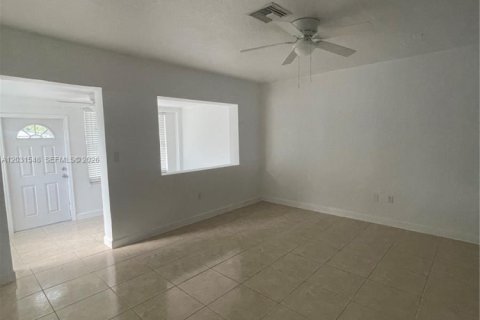 House in Fort Lauderdale, Florida 2 bedrooms, 101.82 sq.m. № 2262653 - photo 5
