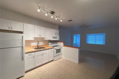 House in Fort Lauderdale, Florida 2 bedrooms, 101.82 sq.m. № 2262653