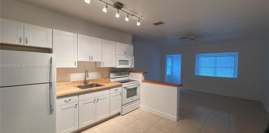 House in Fort Lauderdale, Florida 2 bedrooms, 101.82 sq.m. № 2262653