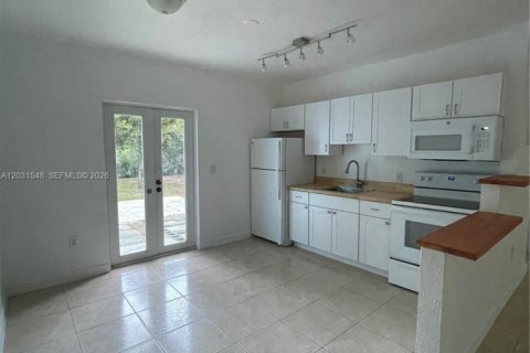 House in Fort Lauderdale, Florida 2 bedrooms, 101.82 sq.m. № 2262653 - photo 2