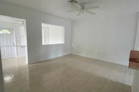 House in Fort Lauderdale, Florida 2 bedrooms, 101.82 sq.m. № 2262653 - photo 3