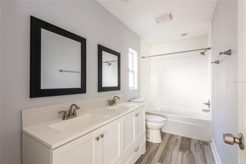 House in Largo, Florida 2 bedrooms, 185.8 sq.m. № 1689615 - photo 16