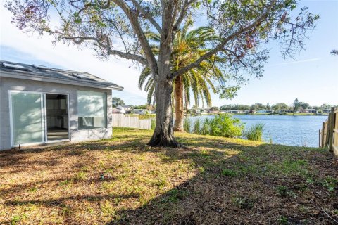 House in Largo, Florida 2 bedrooms, 185.8 sq.m. № 1689615 - photo 24
