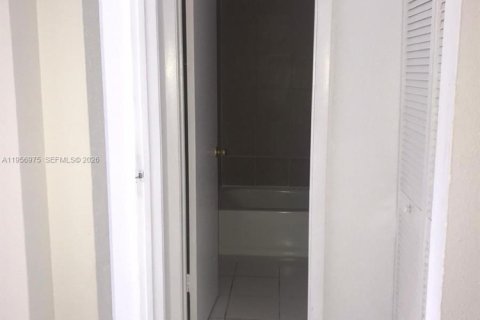 Снять в аренду кондоминиум в Майами, Флорида 2 спальни, 92.9м2, № 2019576 - фото 16