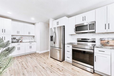 House in Tampa, Florida 3 bedrooms, 189.24 sq.m. № 2102887 - photo 4
