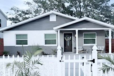 House in Tampa, Florida 3 bedrooms, 189.24 sq.m. № 2102887
