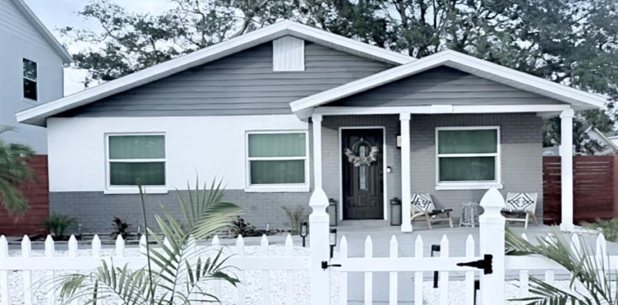 House in Tampa, Florida 3 bedrooms, 189.24 sq.m. № 2102887