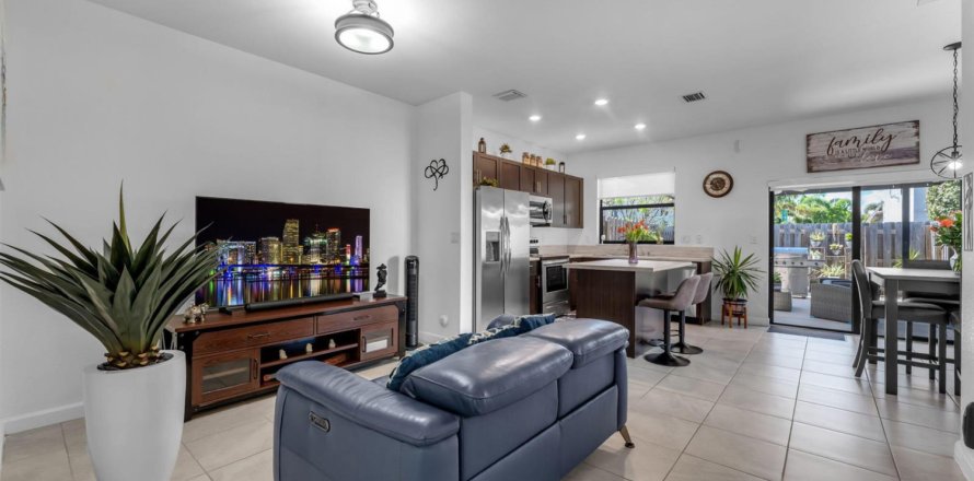 Townhouse in Homestead, Florida 3 bedrooms, 123.37 sq.m. № 2252219