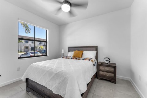 Townhouse in Homestead, Florida 3 bedrooms, 123.37 sq.m. № 2252219 - photo 8
