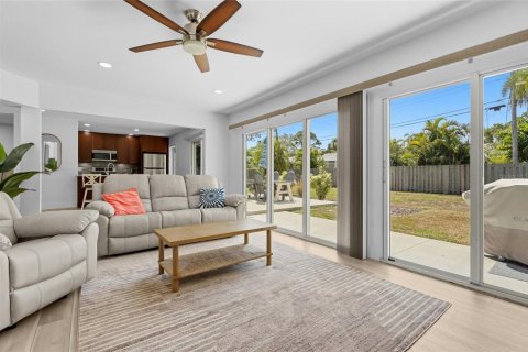 House in Sarasota, Florida 3 bedrooms, 203.18 sq.m. № 2228349 - photo 10