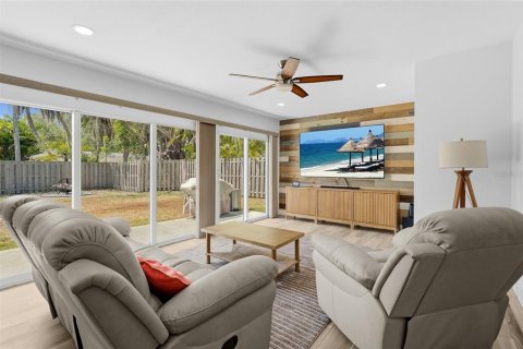House in Sarasota, Florida 3 bedrooms, 203.18 sq.m. № 2228349 - photo 11