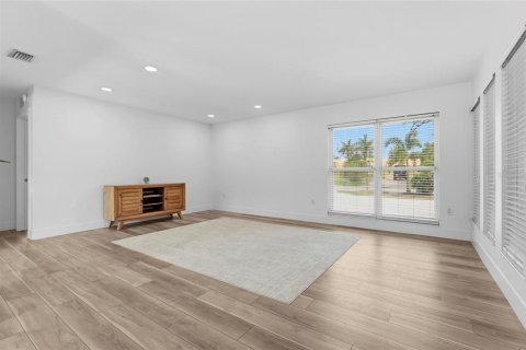 House in Sarasota, Florida 3 bedrooms, 203.18 sq.m. № 2228349 - photo 21
