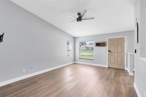 House in Oviedo, Florida 3 bedrooms, 104.52 sq.m. № 1916084 - photo 11