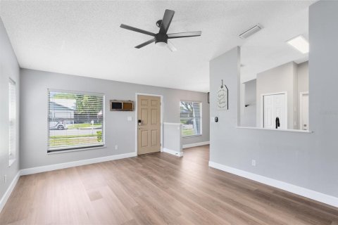 House in Oviedo, Florida 3 bedrooms, 104.52 sq.m. № 1916084 - photo 12